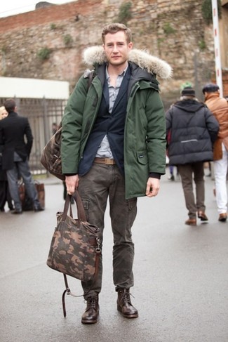 Как носить серую рубашку с длинным рукавом с черным пиджаком мужчине