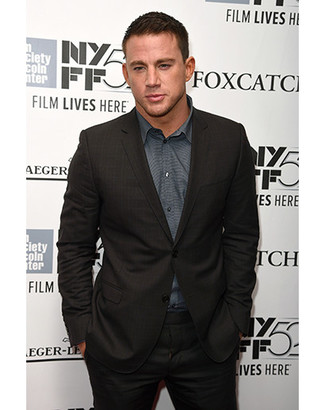 Как носить серую рубашку с длинным рукавом с черным костюмом