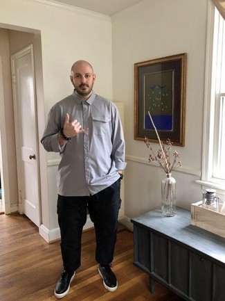 Какие брюки карго носить с серой рубашкой с длинным рукавом