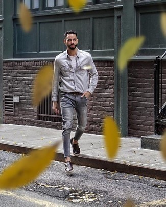 Как носить серую рубашку с длинным рукавом с серыми джинсами мужчине