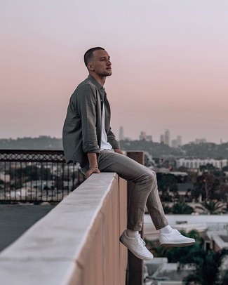 Как носить серую рубашку с длинным рукавом с серыми джинсами мужчине