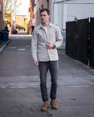 Как носить серую рубашку с длинным рукавом с серыми джинсами мужчине