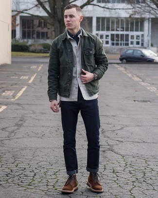 Какие джинсы носить с серой рубашкой с длинным рукавом мужчине