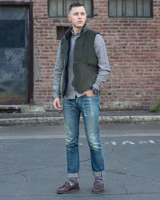 Какие джинсы носить с серой рубашкой с длинным рукавом мужчине