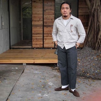 С чем носить серую рубашку с длинным рукавом мужчине