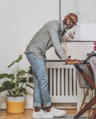 Как носить серую рубашку с длинным рукавом с голубыми джинсами мужчине