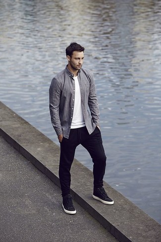 Какие спортивные штаны носить с серой рубашкой с длинным рукавом мужчине
