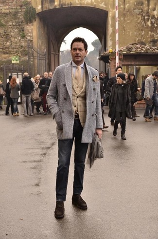 Как носить серую рубашку с длинным рукавом с светло-коричневым пиджаком мужчине