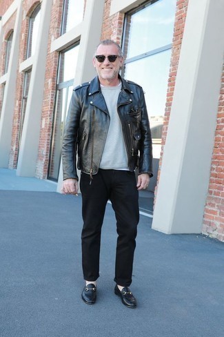 Какие косухи носить с серой футболкой с длинным рукавом мужчине