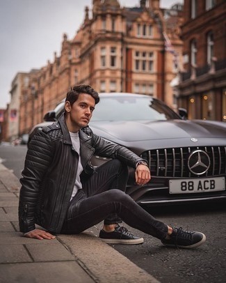 Какие косухи носить с серой футболкой с длинным рукавом мужчине