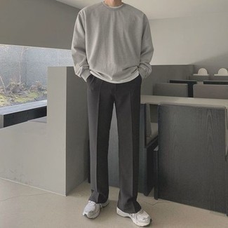 С чем носить серую футболку с длинным рукавом мужчине