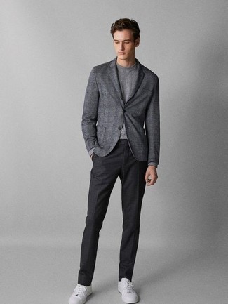 С чем носить серую футболку с длинным рукавом мужчине