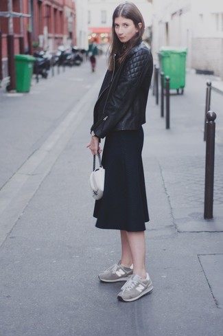 Какие косухи носить с серыми низкими кедами женщине