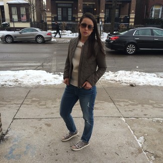 Какие бомберы носить с серыми низкими кедами женщине