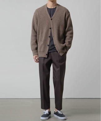 Какие кардиганы носить с серыми низкими кедами мужчине