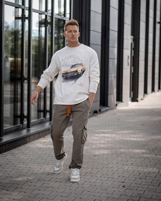 Какие брюки карго носить с серыми низкими кедами