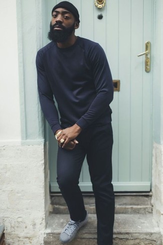 Какие брюки чинос носить с серыми низкими кедами