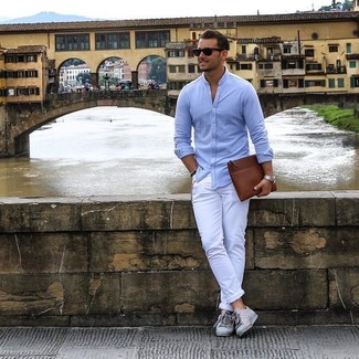 Какие брюки чинос носить с серыми низкими кедами