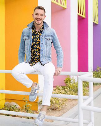 Какие брюки чинос носить с серыми низкими кедами