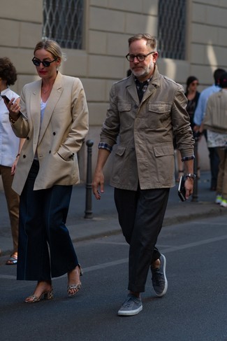 Какие брюки чинос носить с серыми низкими кедами