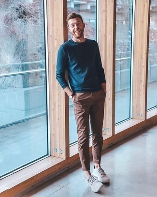 Какие брюки чинос носить с серыми низкими кедами