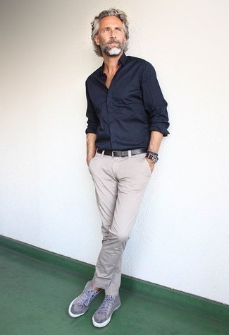 Какие брюки чинос носить с серыми низкими кедами