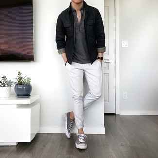 Какие брюки чинос носить с серыми низкими кедами