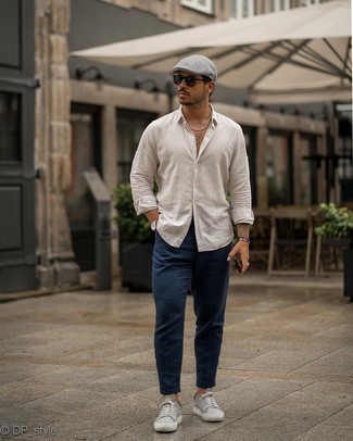 Какие брюки чинос носить с серыми низкими кедами