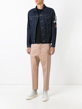 Какие джинсовые куртки носить с серыми низкими кедами мужчине