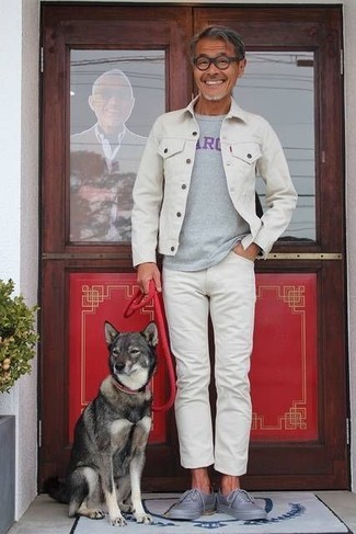 Какие джинсовые куртки носить с серыми низкими кедами мужчине