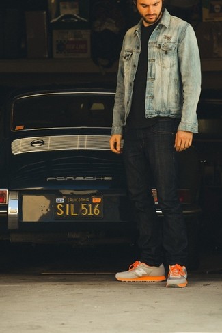 Какие джинсовые куртки носить с серыми низкими кедами мужчине