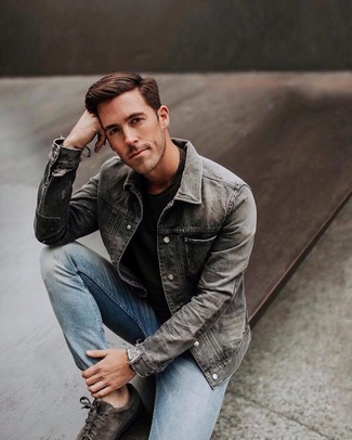 Какие джинсовые куртки носить с серыми низкими кедами мужчине