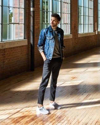 Какие джинсовые куртки носить с серыми низкими кедами мужчине