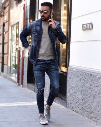 Какие джинсовые куртки носить с серыми низкими кедами мужчине