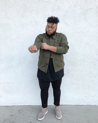 Какие джинсовые куртки носить с серыми низкими кедами мужчине