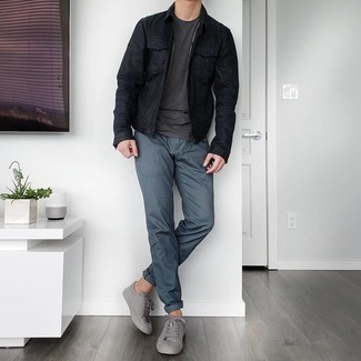 Какие джинсовые куртки носить с серыми низкими кедами мужчине