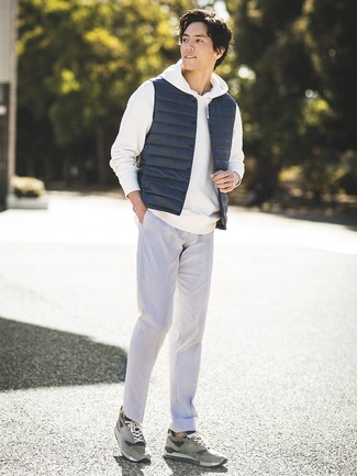 Какие куртки без рукавов носить с серыми низкими кедами мужчине