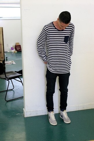 Какие джинсы носить с серыми низкими кедами мужчине