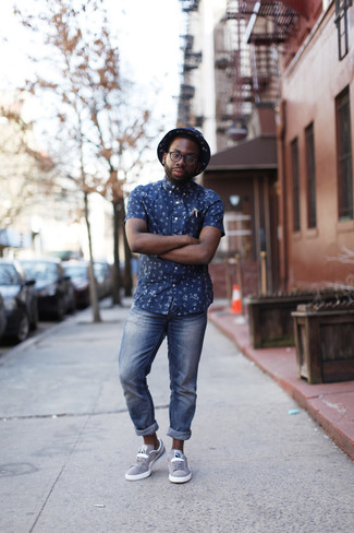 Какие джинсы носить с серыми низкими кедами мужчине