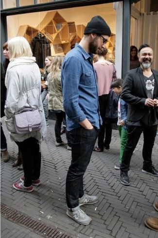 Какие джинсы носить с серыми низкими кедами мужчине