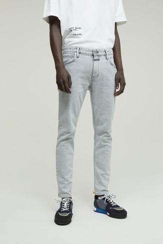 Какие джинсы носить с серыми низкими кедами мужчине