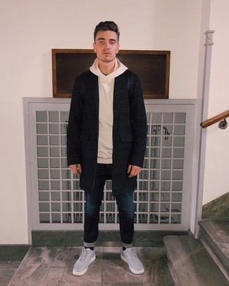 Какие джинсы носить с серыми низкими кедами мужчине