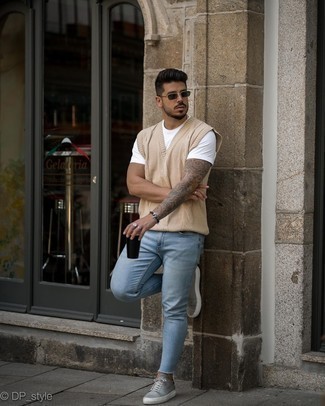 Какие джинсы носить с серыми низкими кедами мужчине