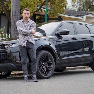 Какие джинсы носить с серыми низкими кедами мужчине