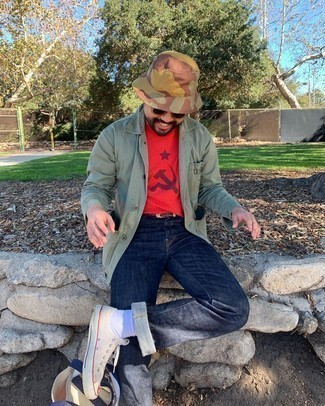 Какие джинсы носить с серыми низкими кедами мужчине