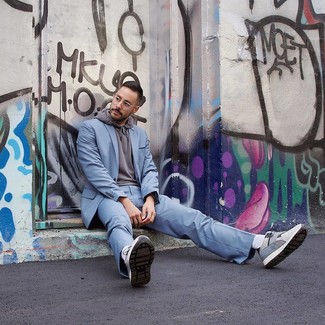 С чем носить серые низкие кеды мужчине