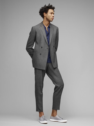 Какие футболки-поло носить с серыми низкими кедами мужчине