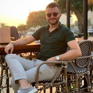 Какие футболки-поло носить с серыми низкими кедами мужчине