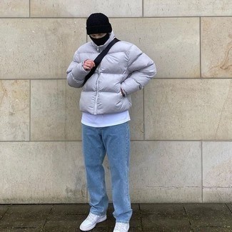 Какие куртки-пуховики носить с серыми низкими кедами мужчине