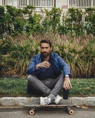 Какие куртки-пуховики носить с серыми низкими кедами мужчине